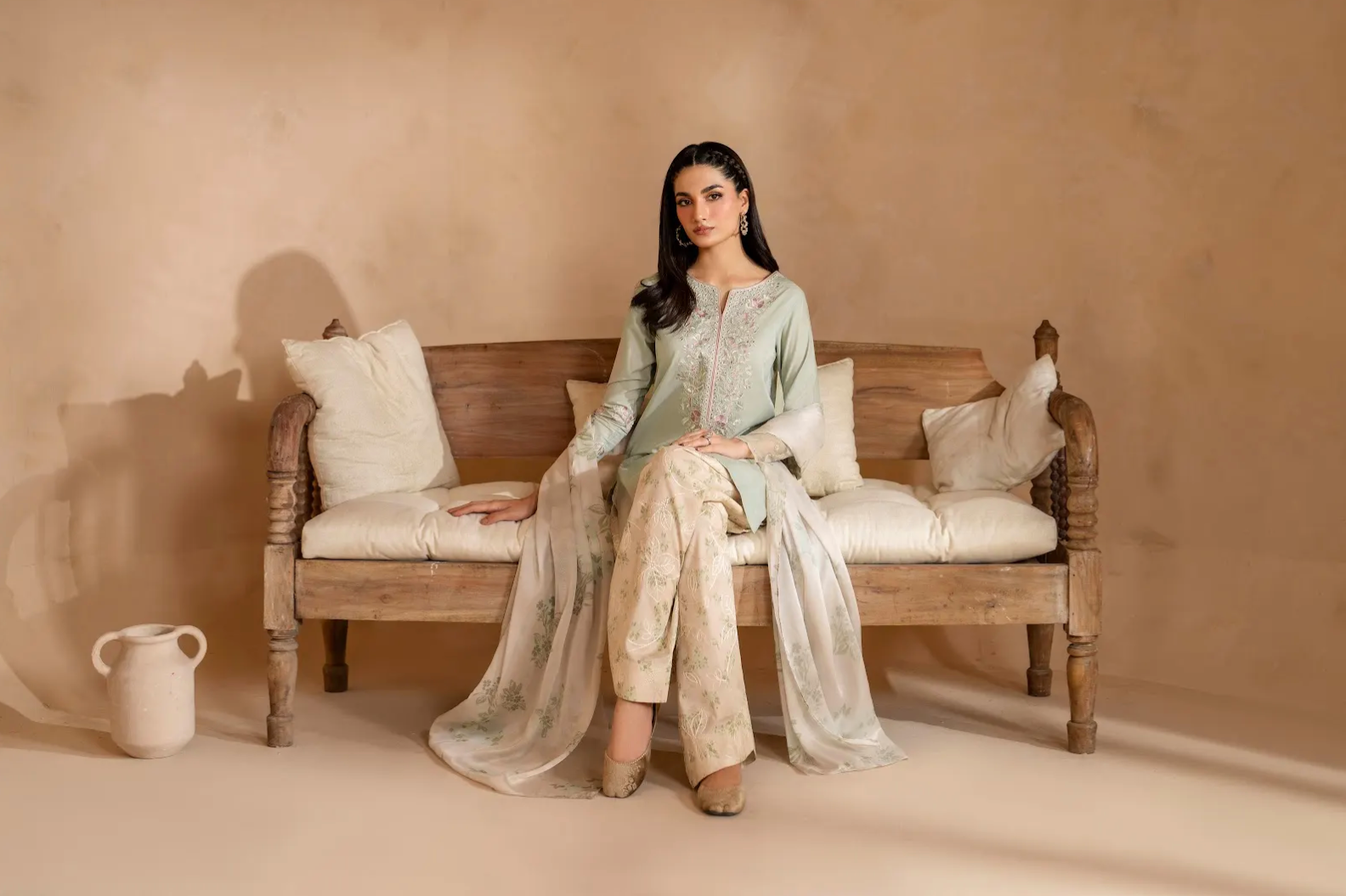 How to Style in Iznik’s Lawn Outfits for Every Occasion