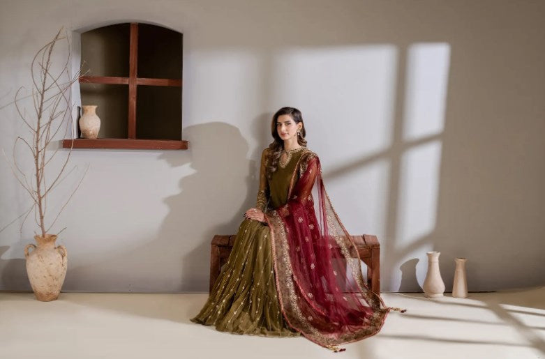 Graceful Drapes & Luxe Fabrics: Exploring the Essence of Iznik Formal