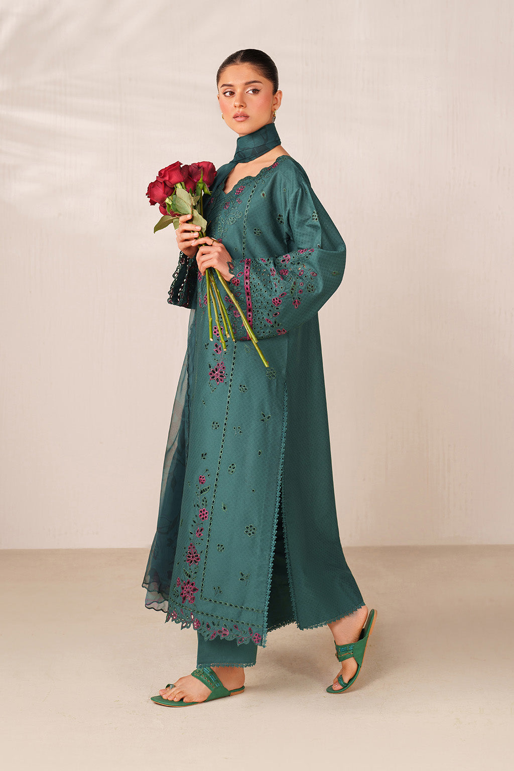 UE-626 Embroidered Lawn - Iznik