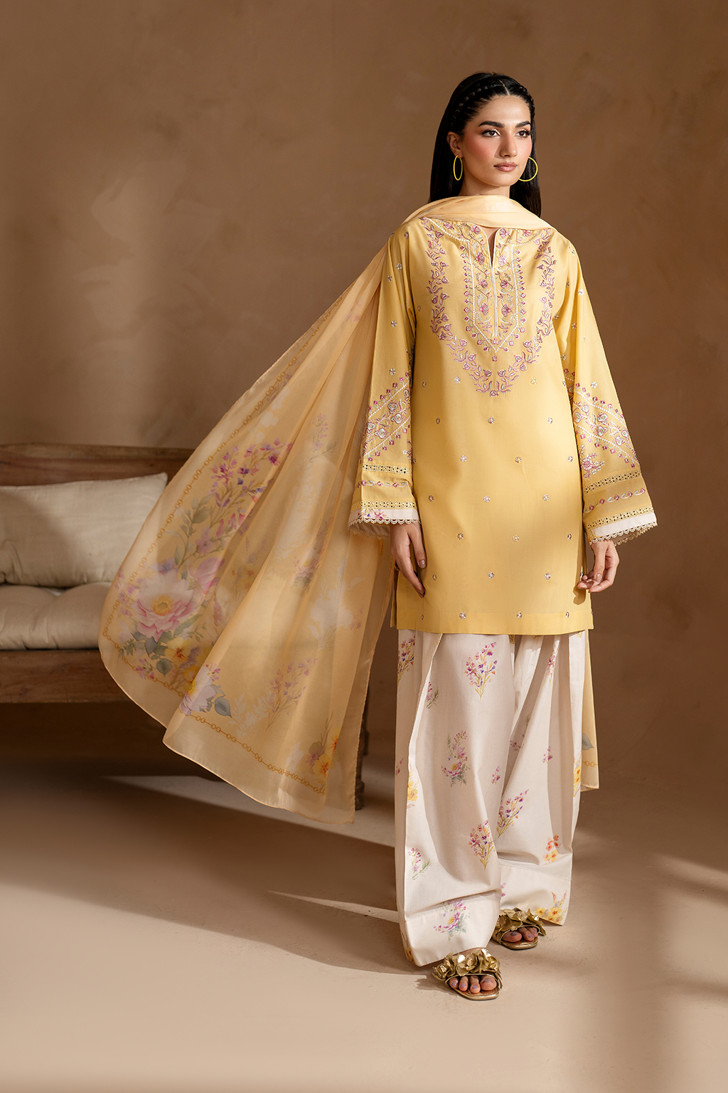 UE-473 Embroidered Lawn - Iznik