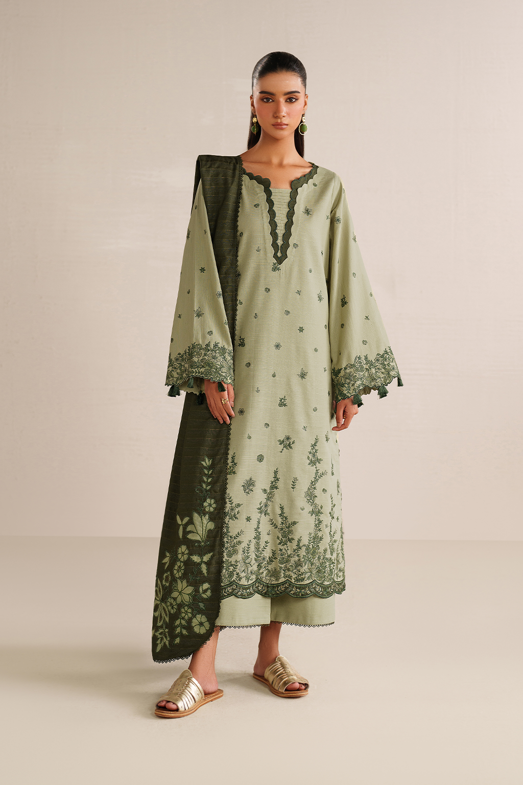 UE-578 Embroidered Khaddar - Iznik
