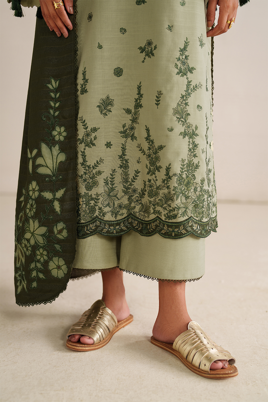 UE-578 Embroidered Khaddar - Iznik