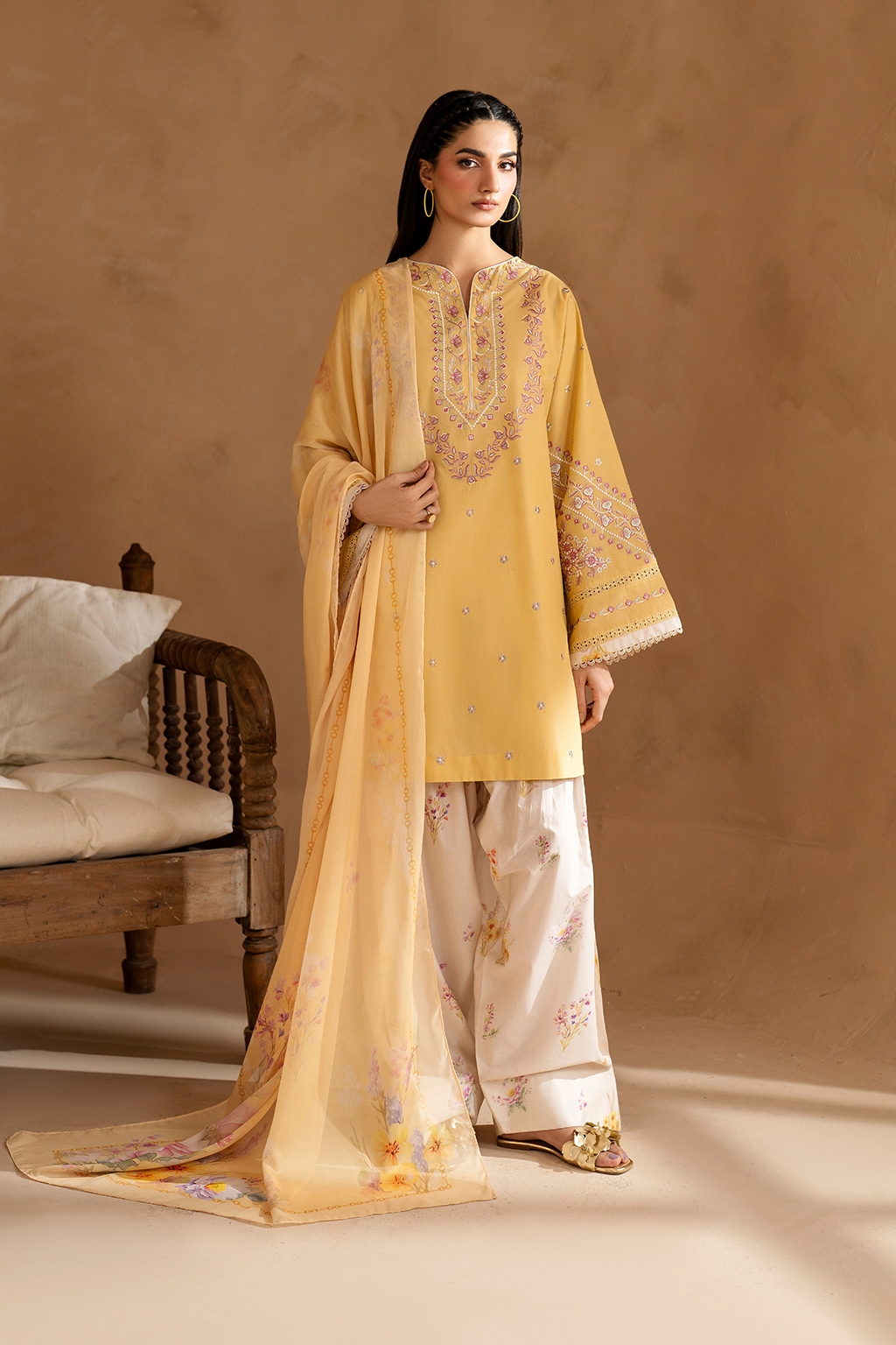 UE-473 Embroidered Lawn - Iznik