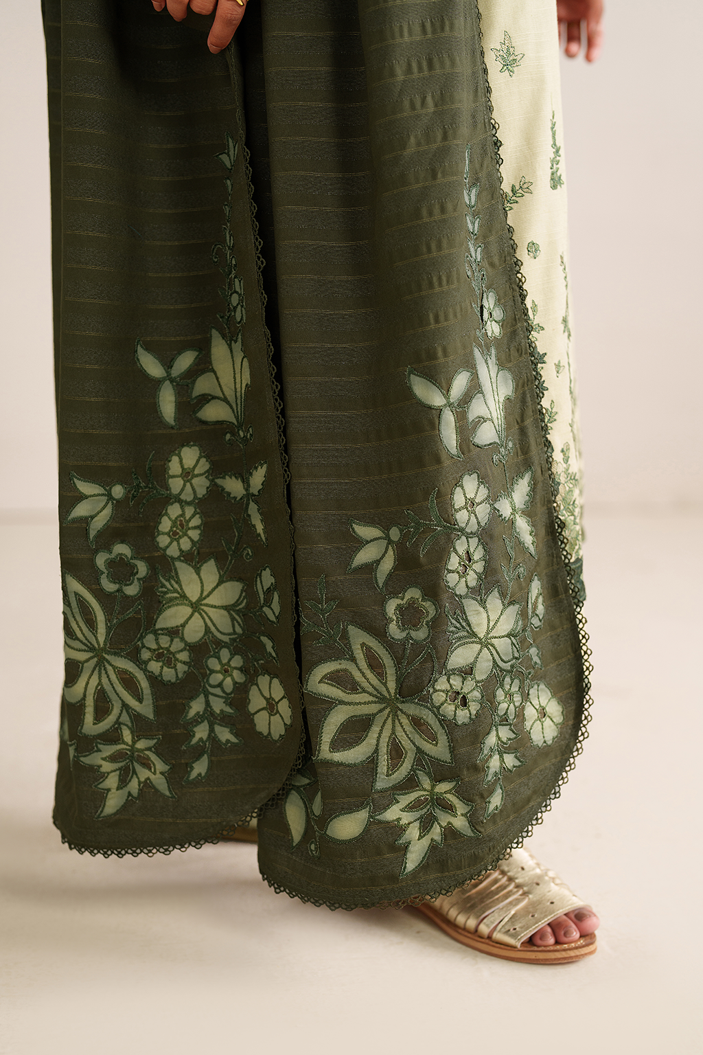 UE-578 Embroidered Khaddar - Iznik