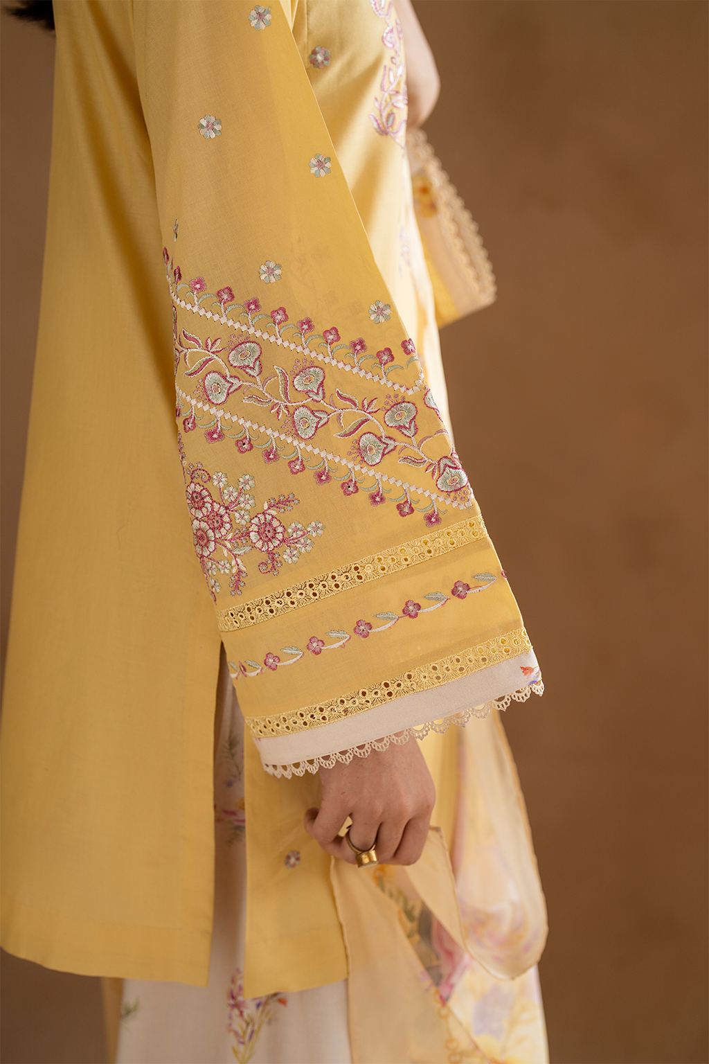 UE-473 Embroidered Lawn - Iznik