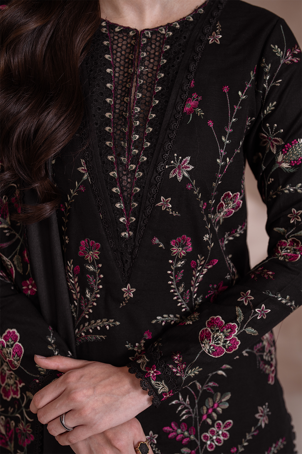 UE-380 Embroidered Khaddar - Iznik