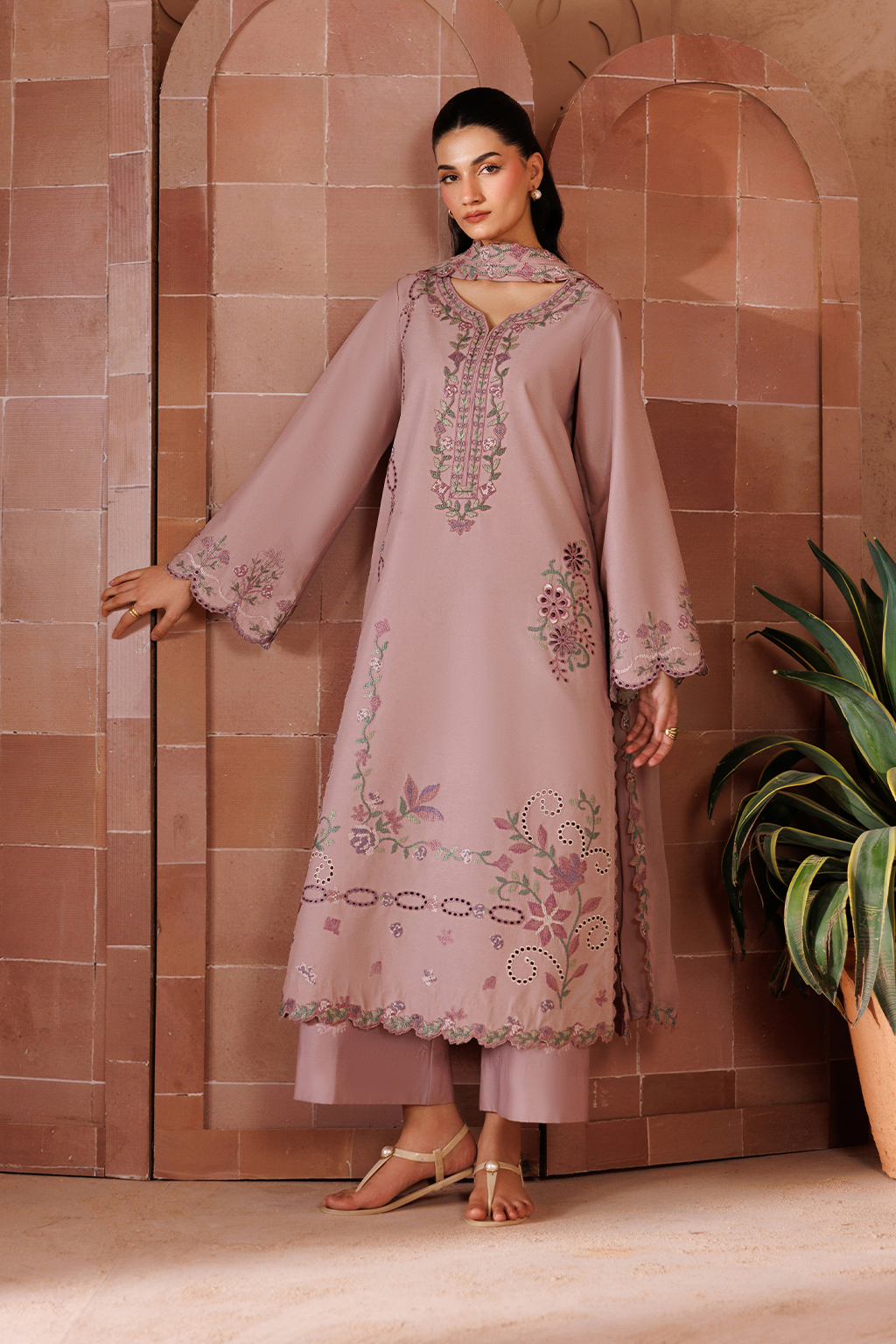 UE-700 Embroidered Lawn Main image