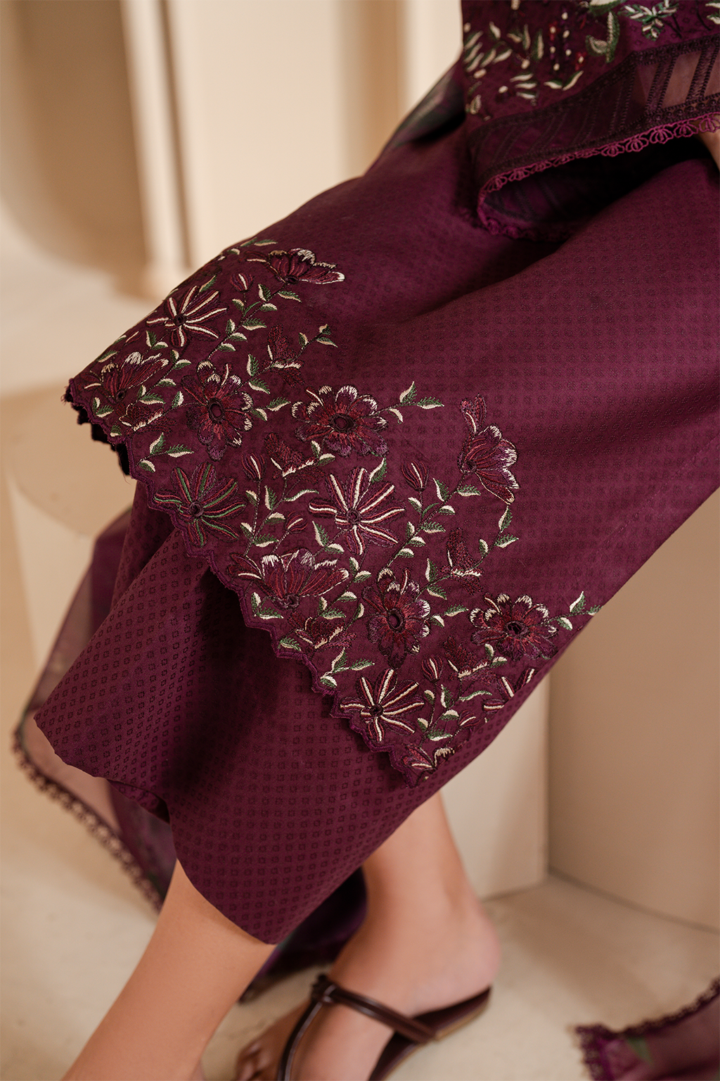 UE-463  Embroidered Lawn - Iznik