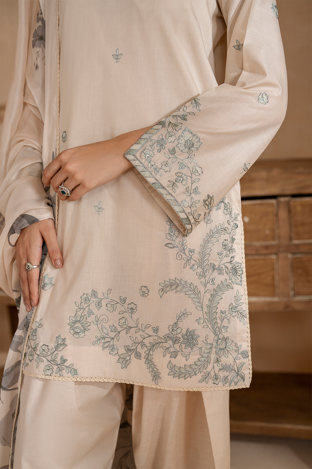 UE-485  Embroidered Lawn