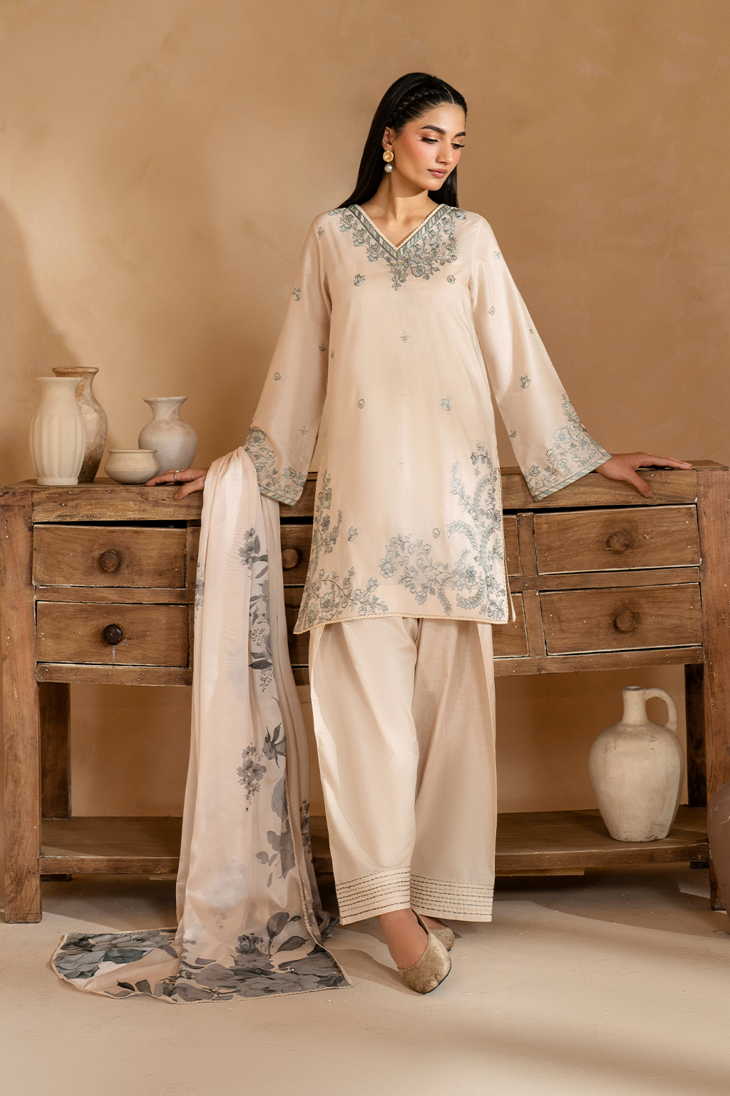 UE-485  Embroidered Lawn