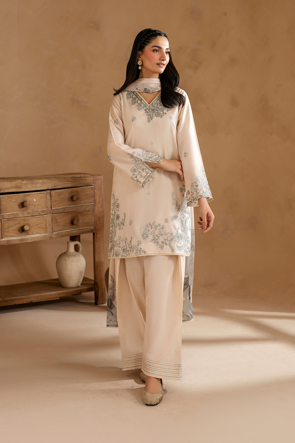 UE-485  Embroidered Lawn