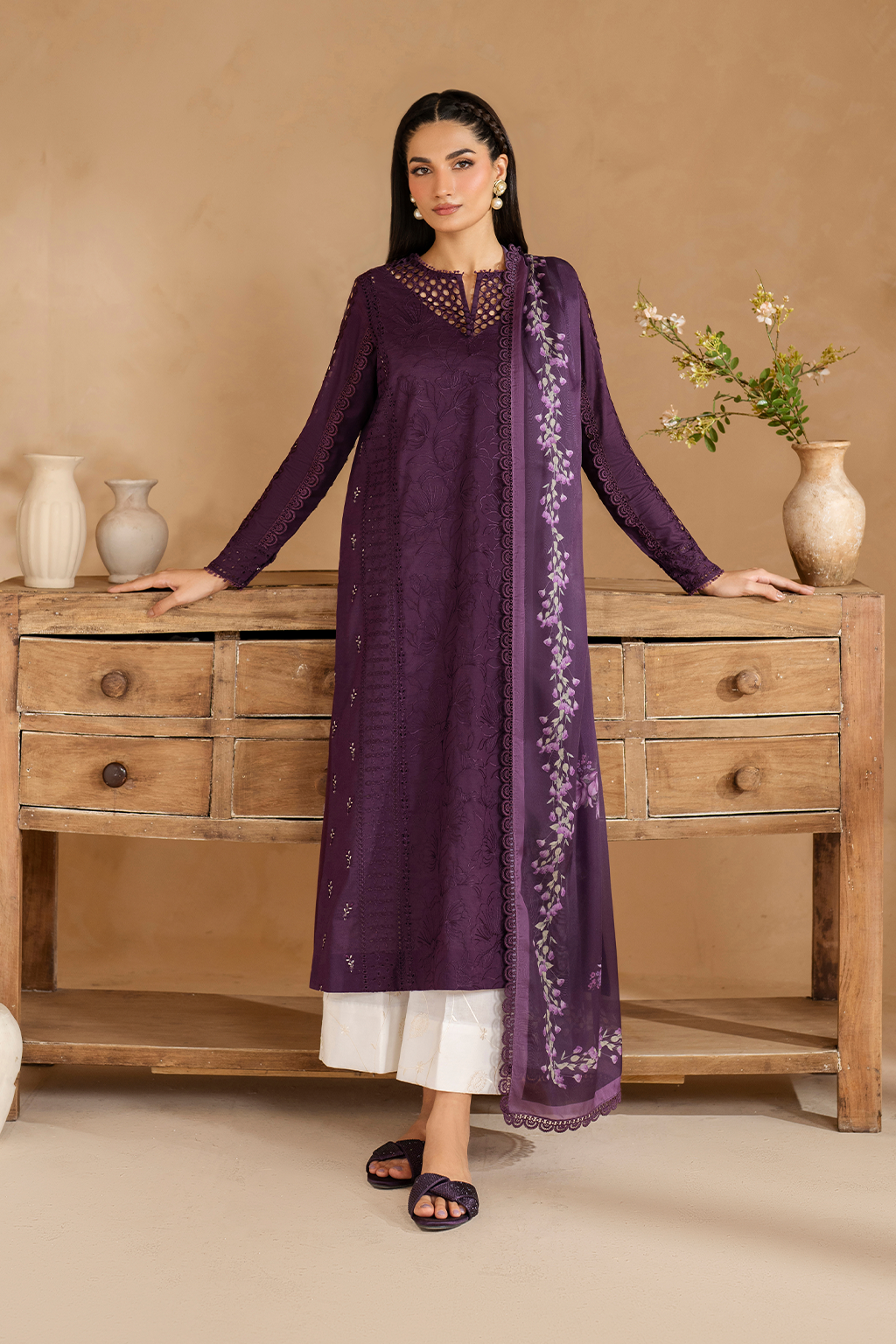 UE-481 Embroidered Lawn Main image