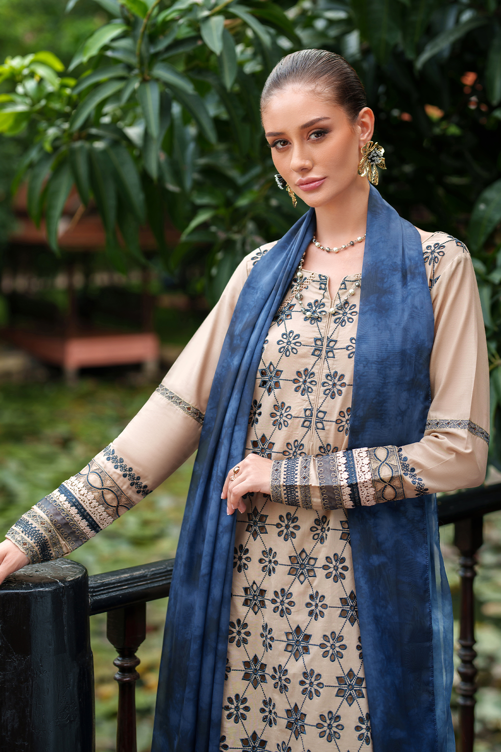 UE-520 Embroidered Lawn - Iznik