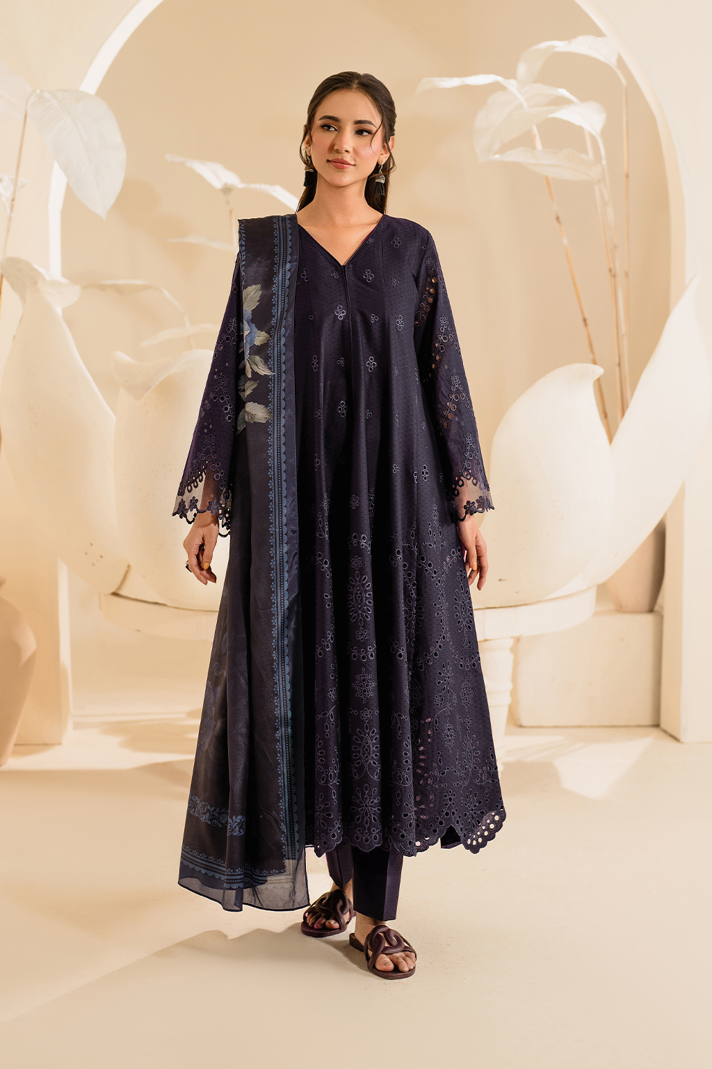 UE-427 Embroidered Textured Lawn - Iznik