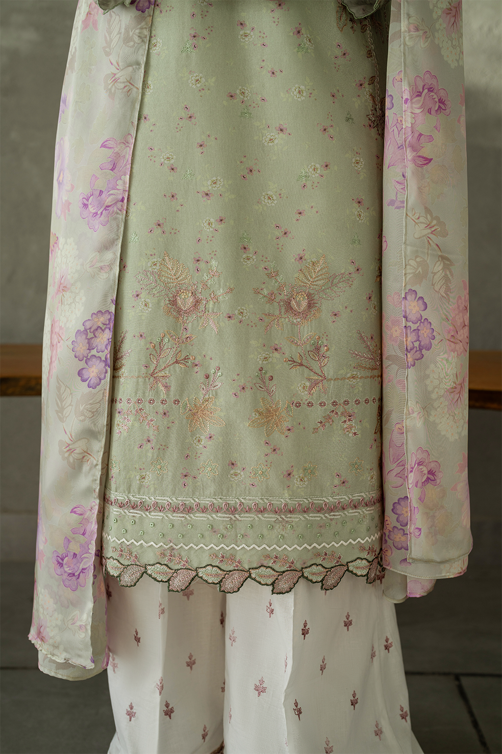 UE-405 Embroidered Lawn - Iznik