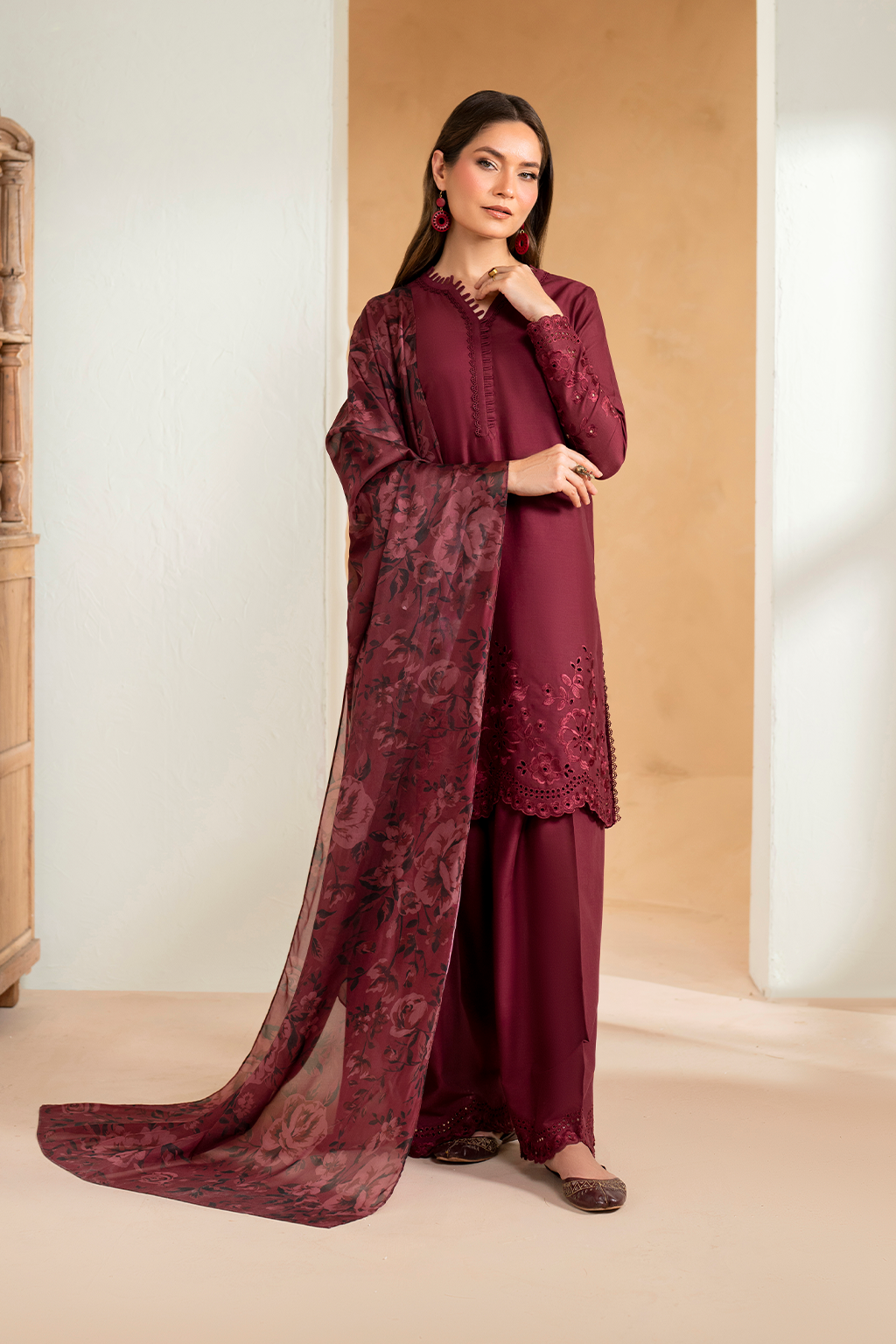 UE-484 Embroidered Lawn