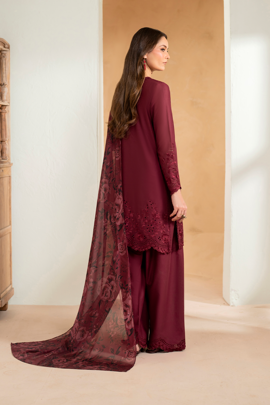 UE-484 Embroidered Lawn