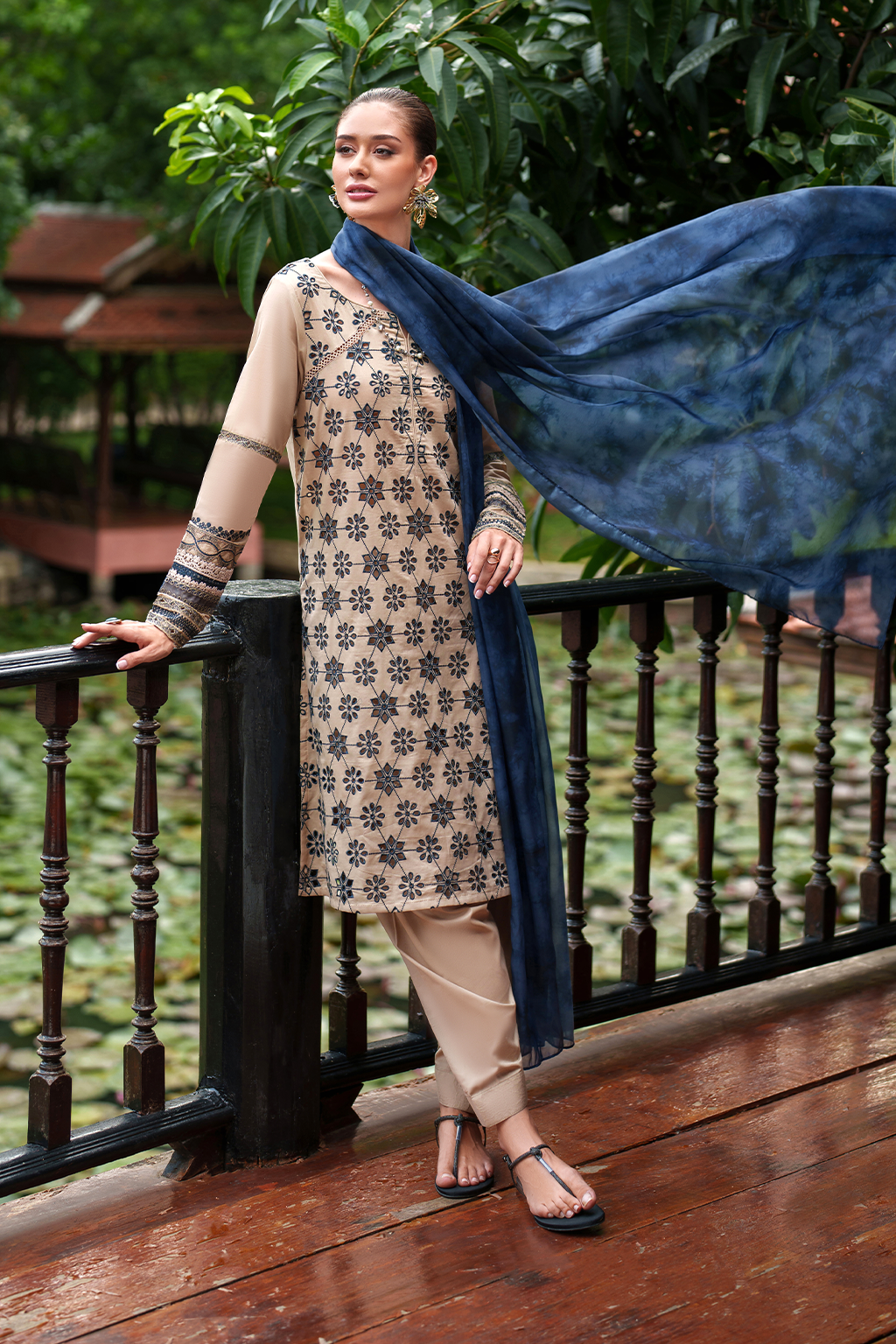 UE-520 Embroidered Lawn - Iznik