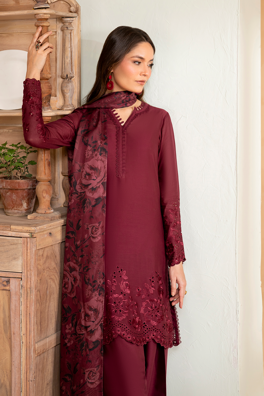 UE-484 Embroidered Lawn