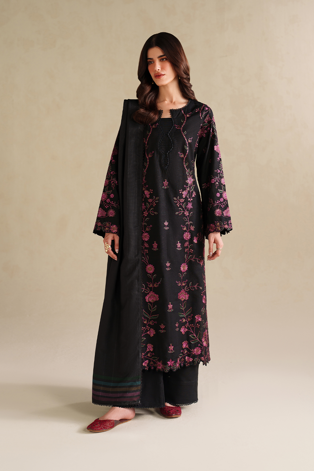 UE-585 Embroidered Khaddar - Iznik