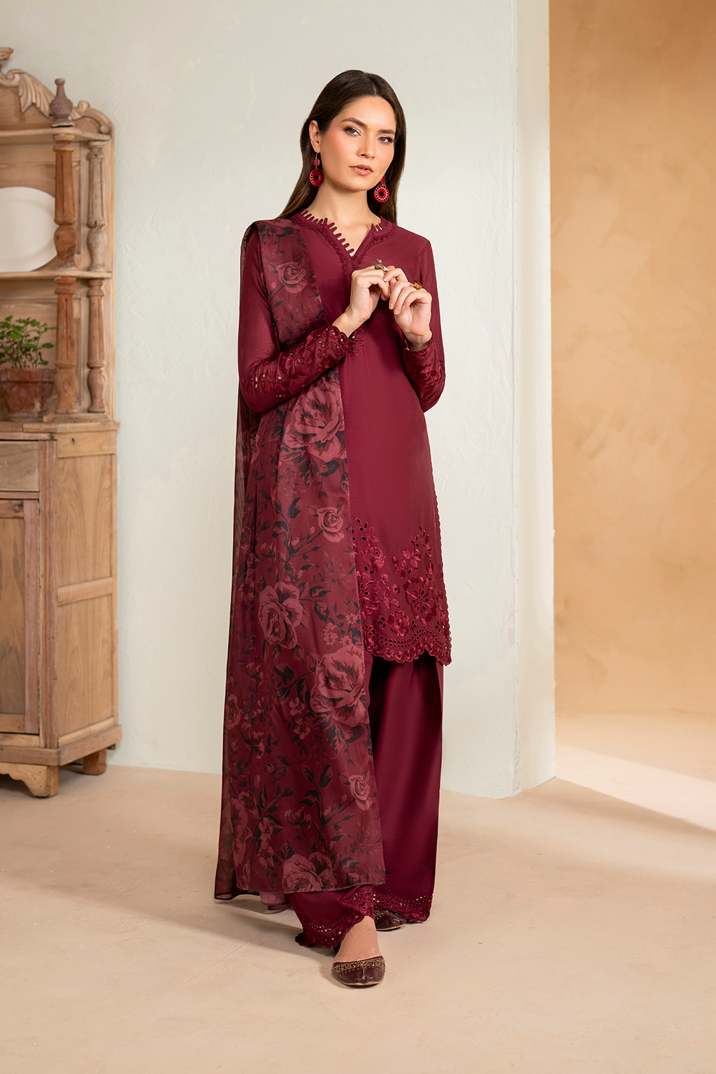 UE-484 Embroidered Lawn Main image