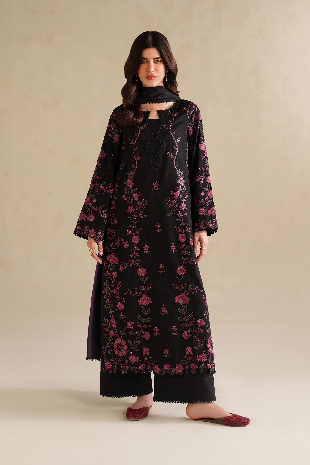 UE-585 Embroidered Khaddar - Iznik