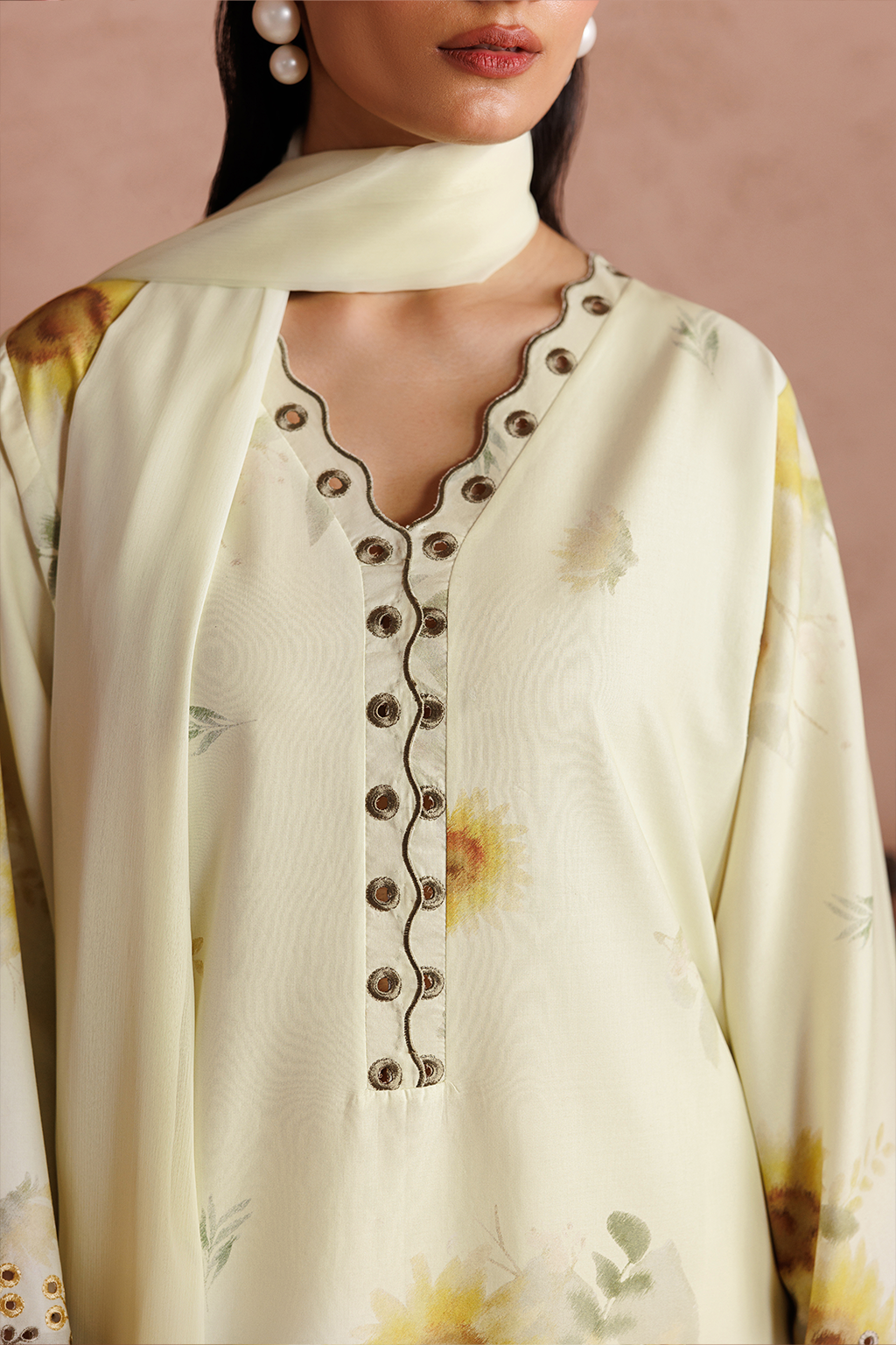 UE-711 Embroidered Lawn