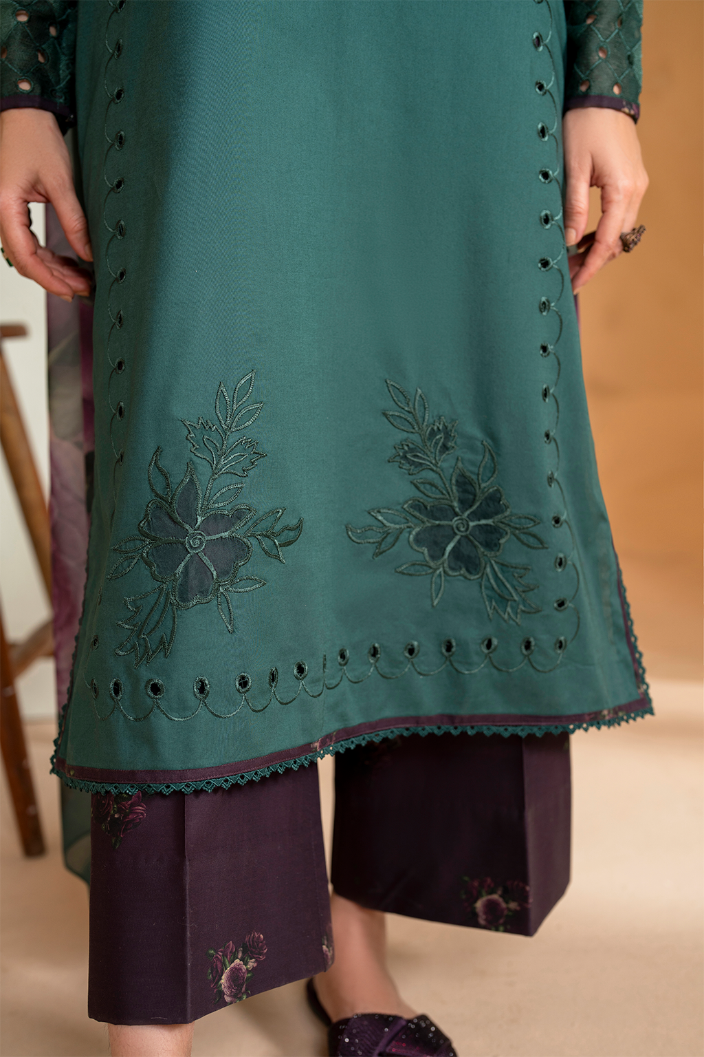 UE-468 Embroidered Lawn - Iznik