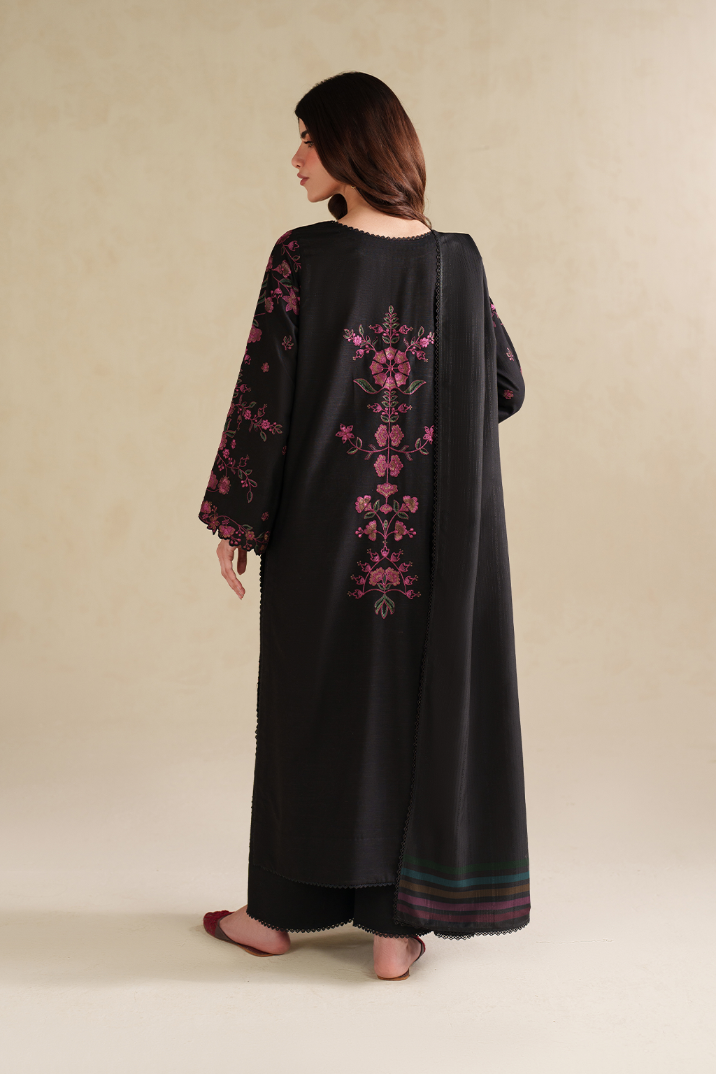 UE-585 Embroidered Khaddar - Iznik