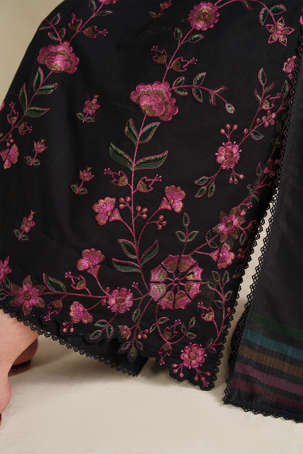 UE-585 Embroidered Khaddar - Iznik