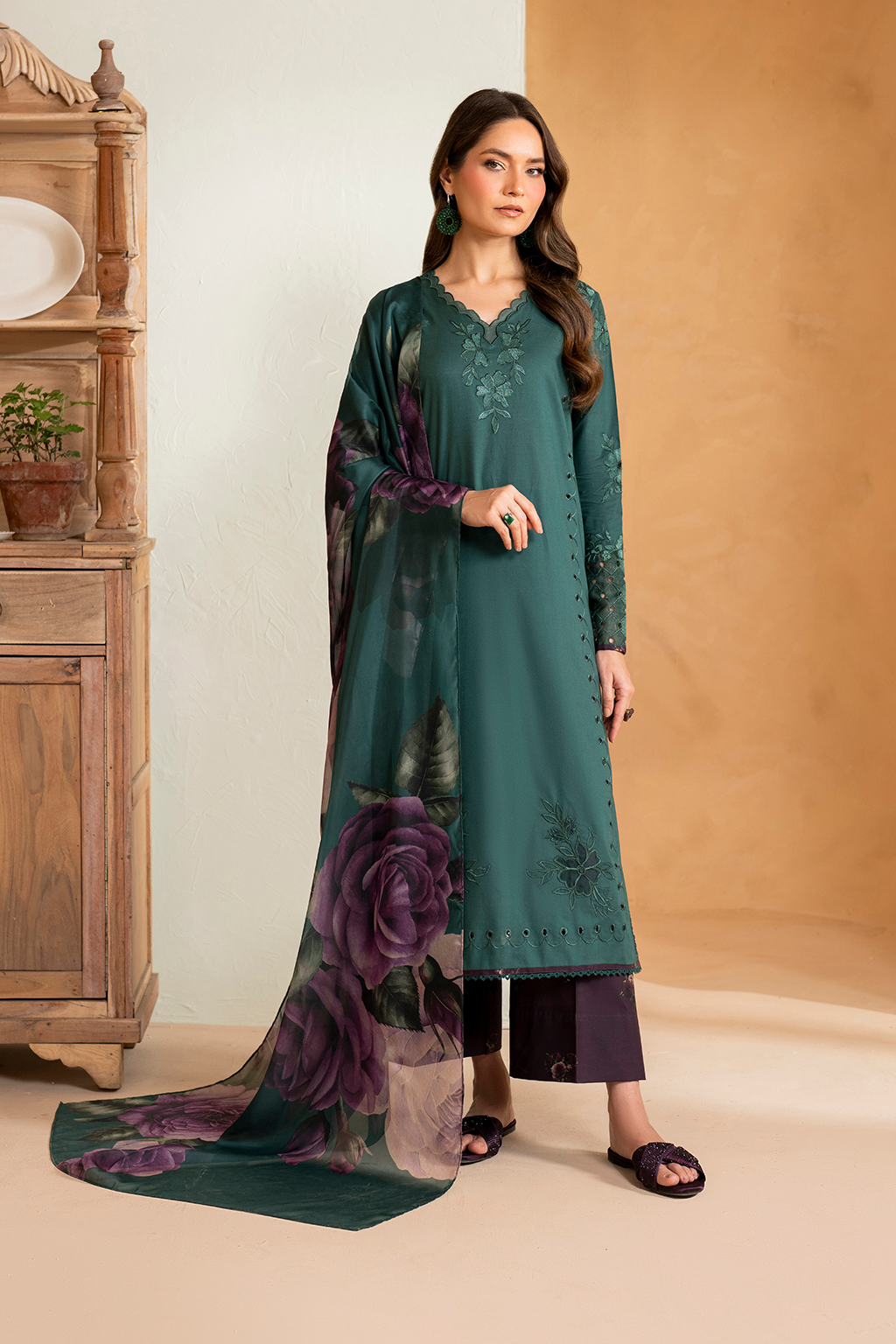 UE-468 Embroidered Lawn - Iznik