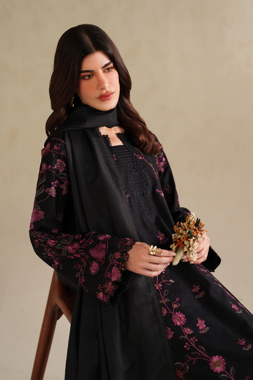 UE-585 Embroidered Khaddar - Iznik