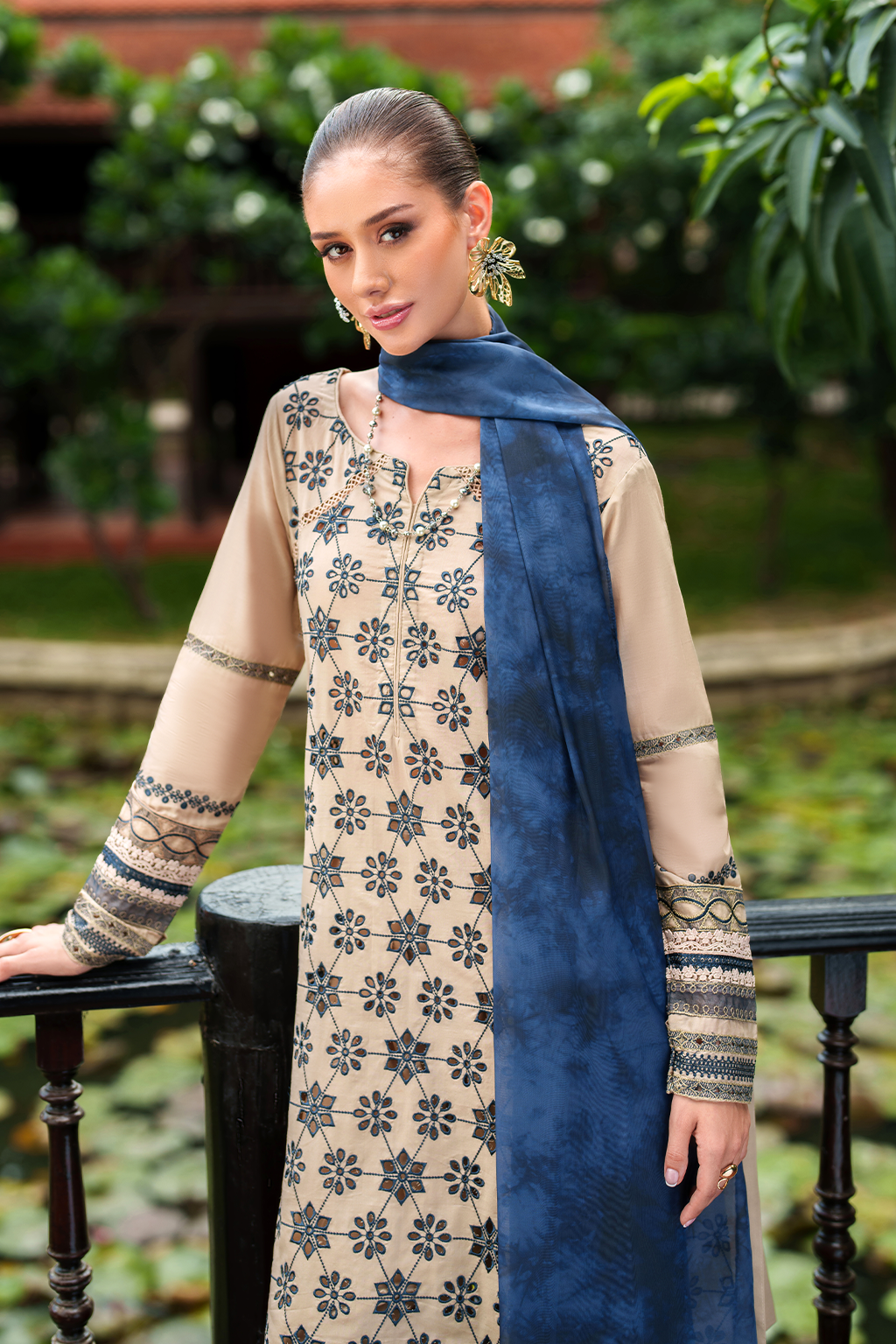 UE-520 Embroidered Lawn - Iznik