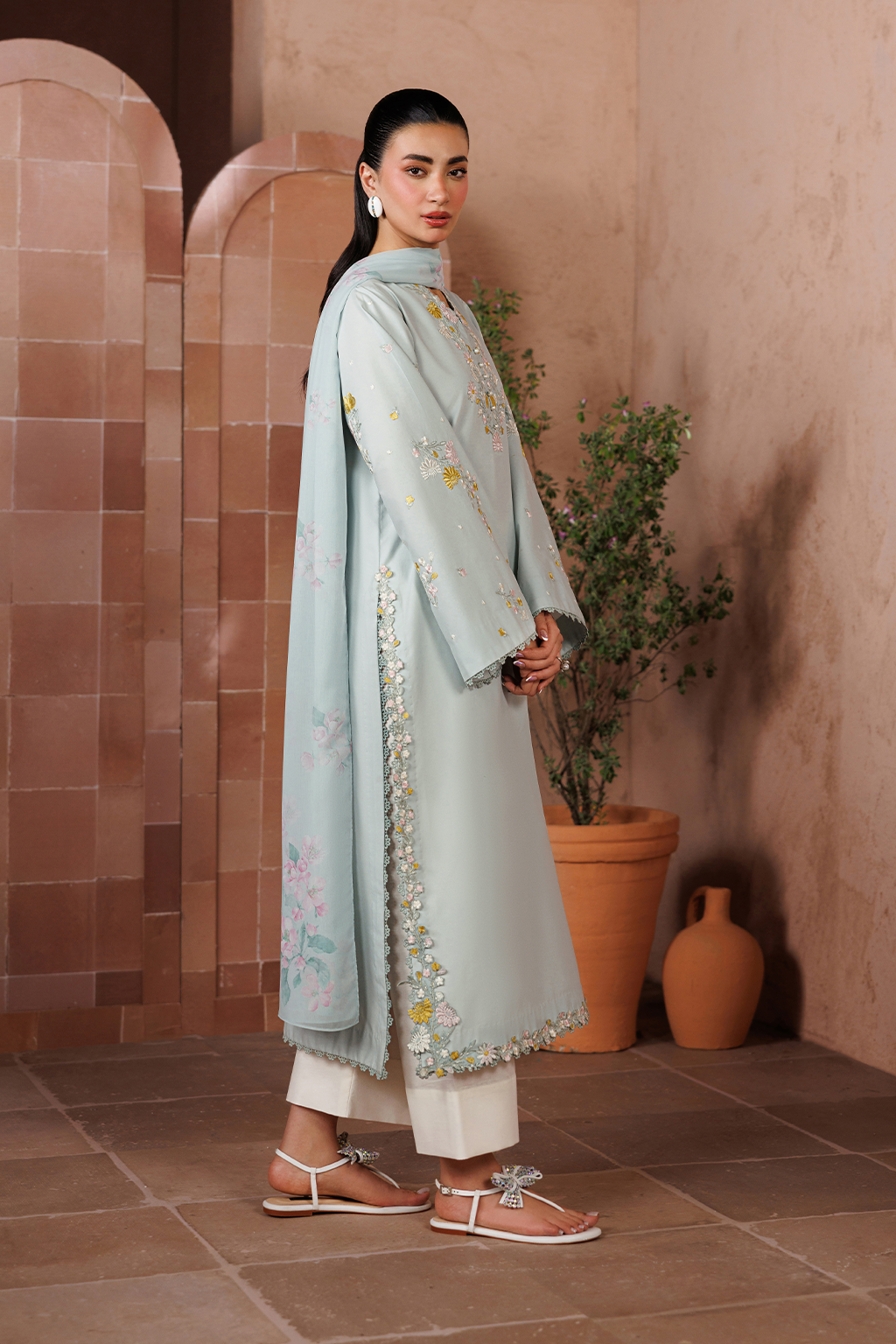 UE-696 Embroidered Lawn