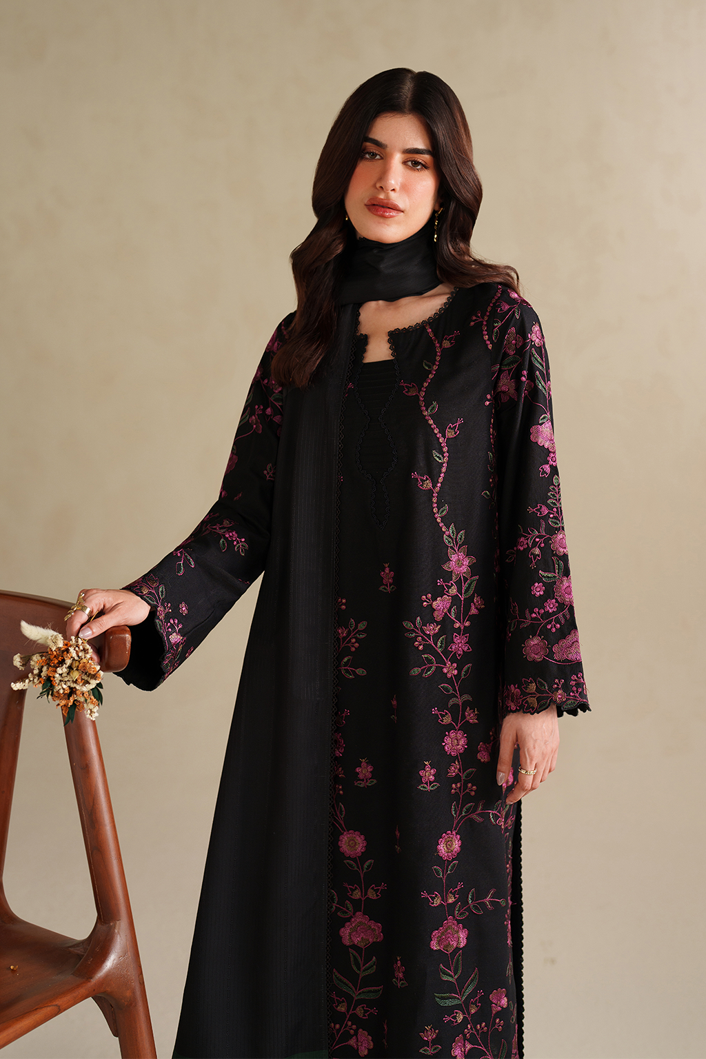 UE-585 Embroidered Khaddar - Iznik