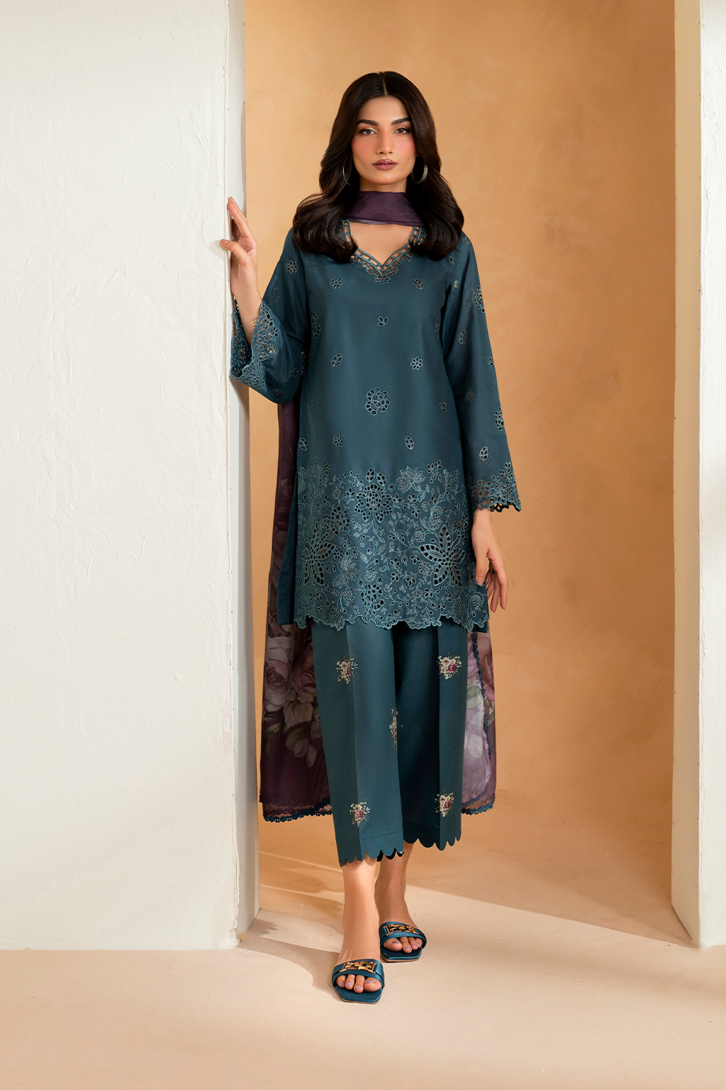 UE-474 Embroidered Lawn Main image