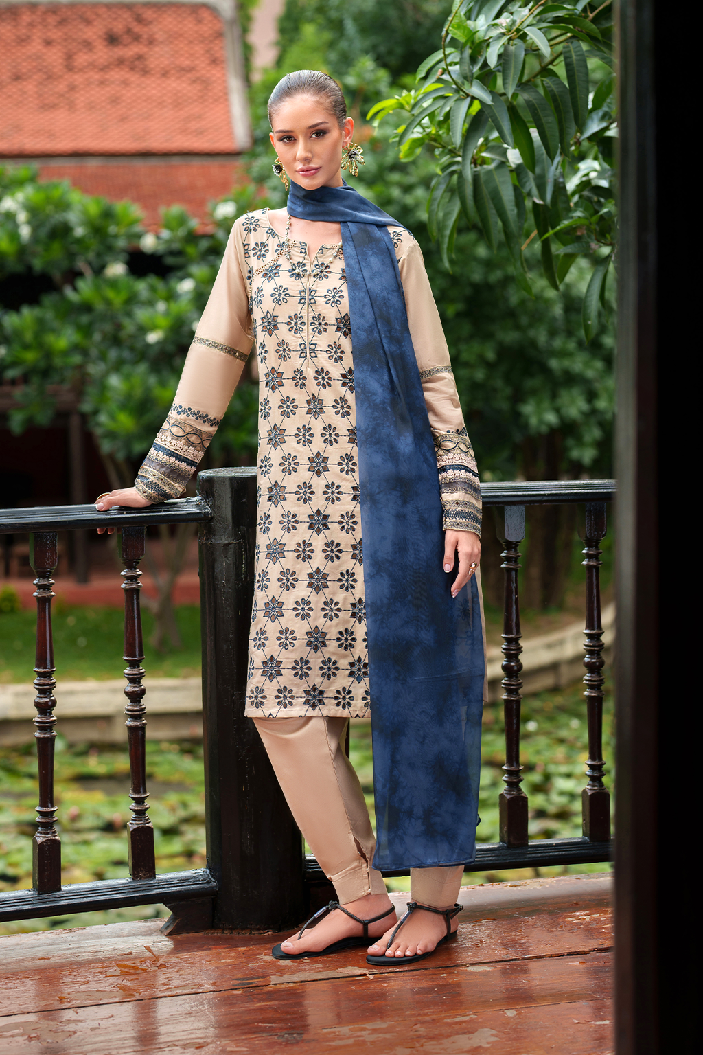 UE-520 Embroidered Lawn - Iznik