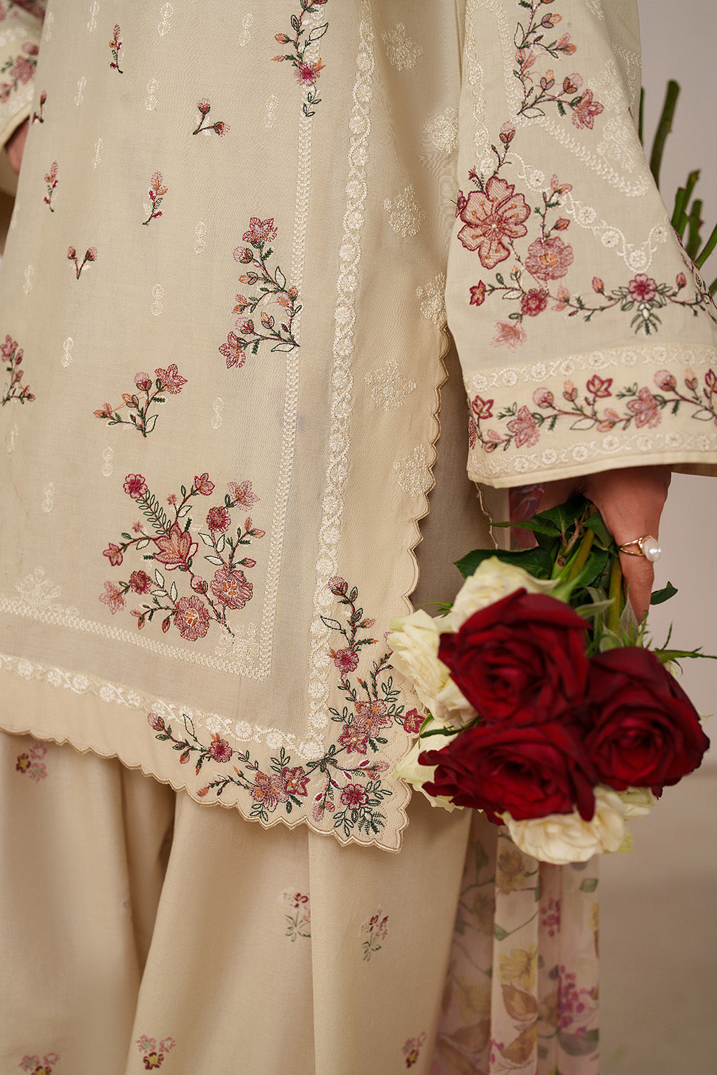 UE-627 Embroidered Lawn - Iznik