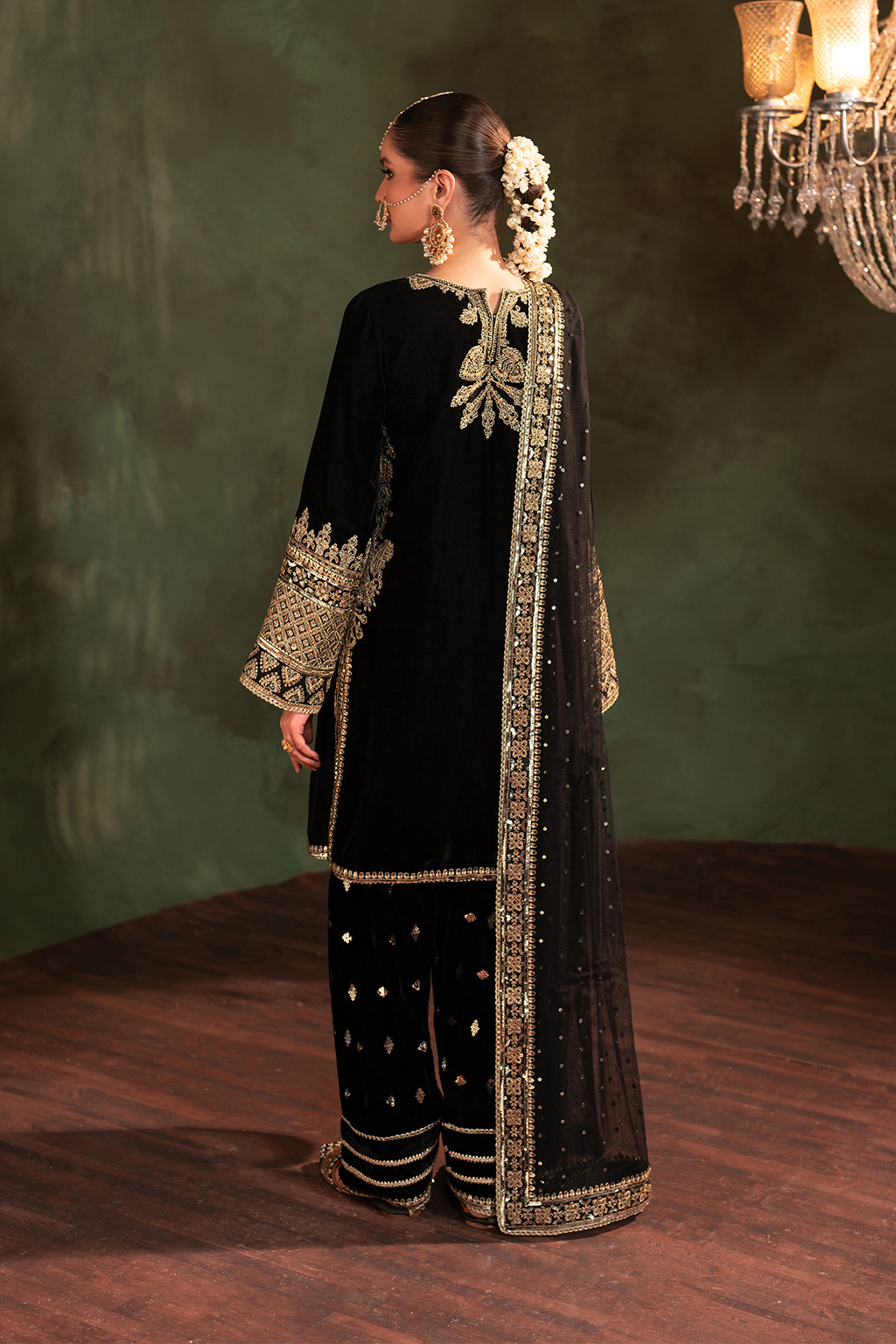 IV-41 Embroidered Velvet - Iznik