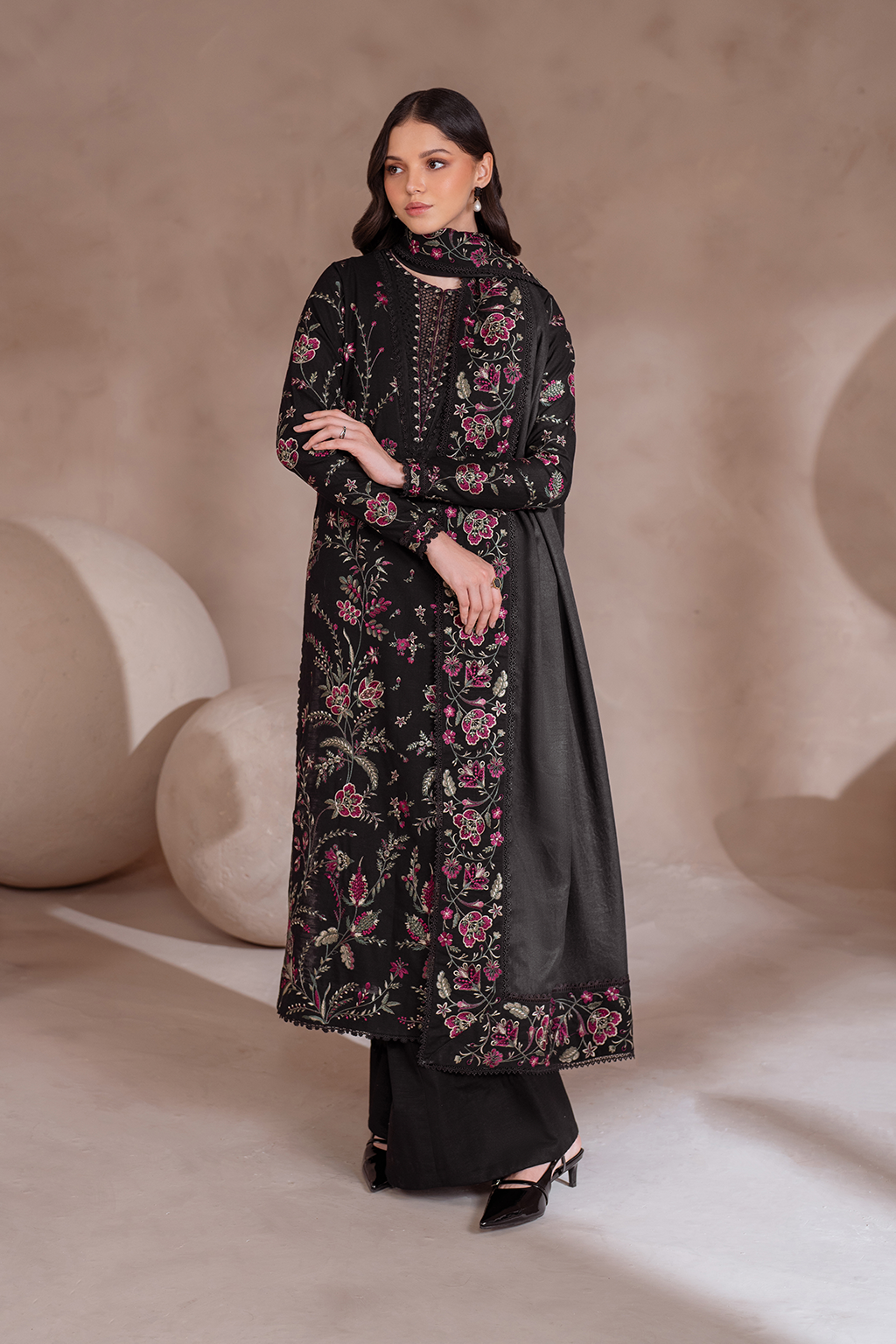 UE-380 Embroidered Khaddar - Iznik