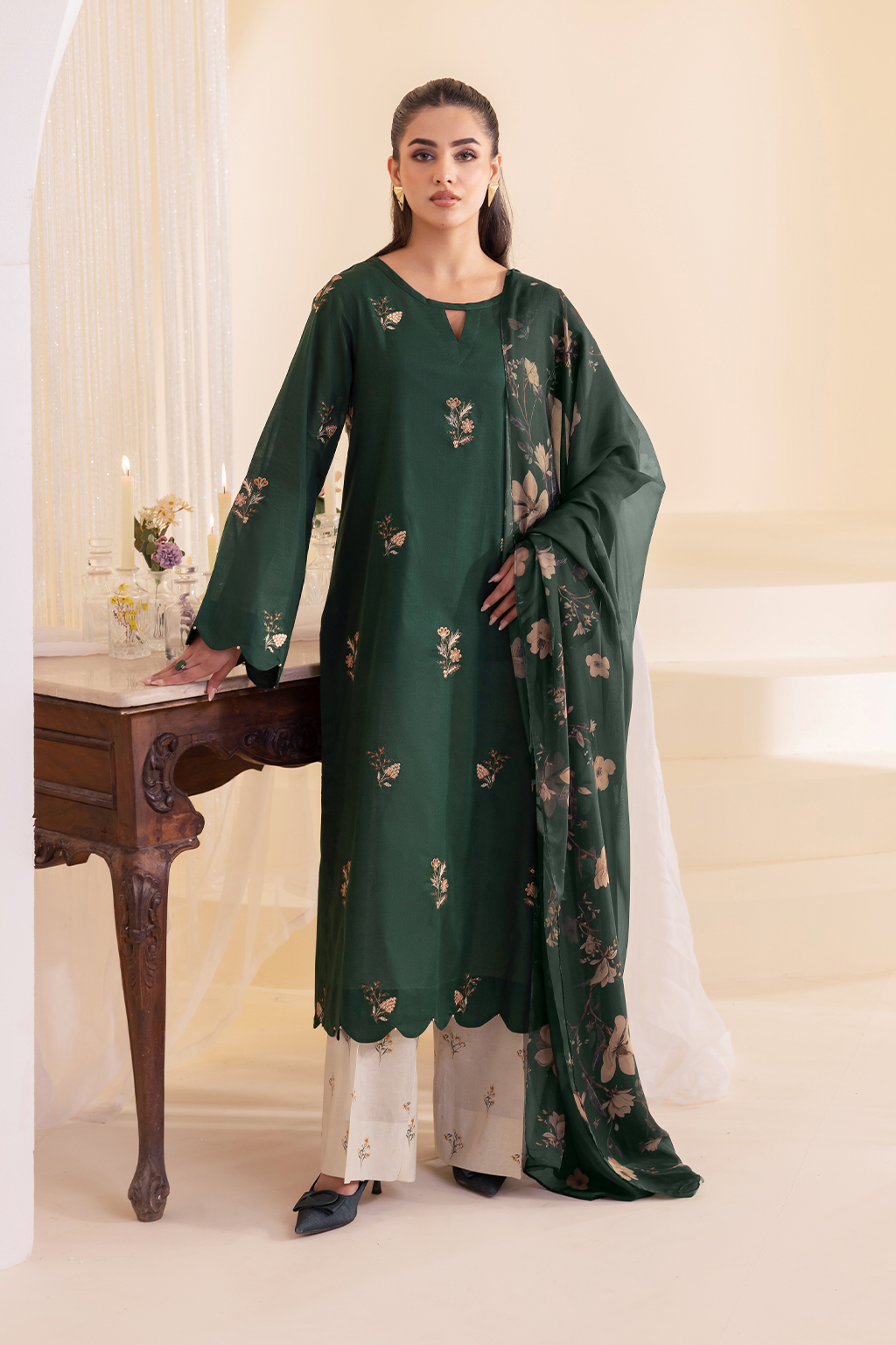 UE-256 Embroidered Lawn - Iznik Main image
