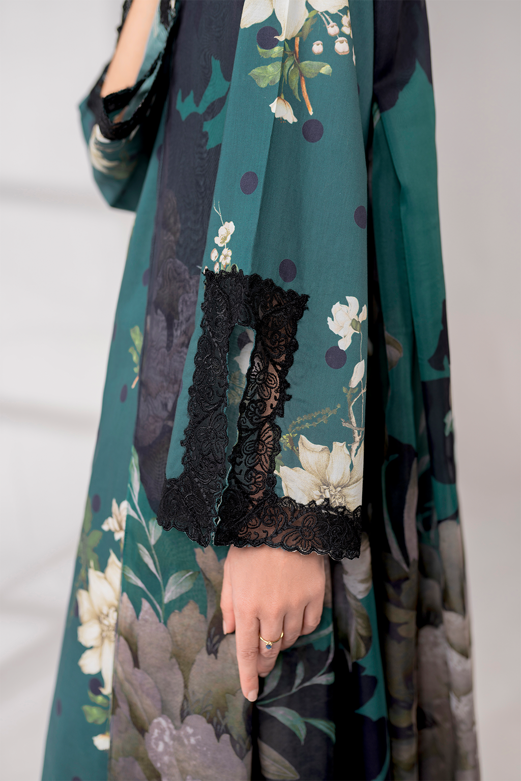 UE-281 Printed Lawn - Iznik