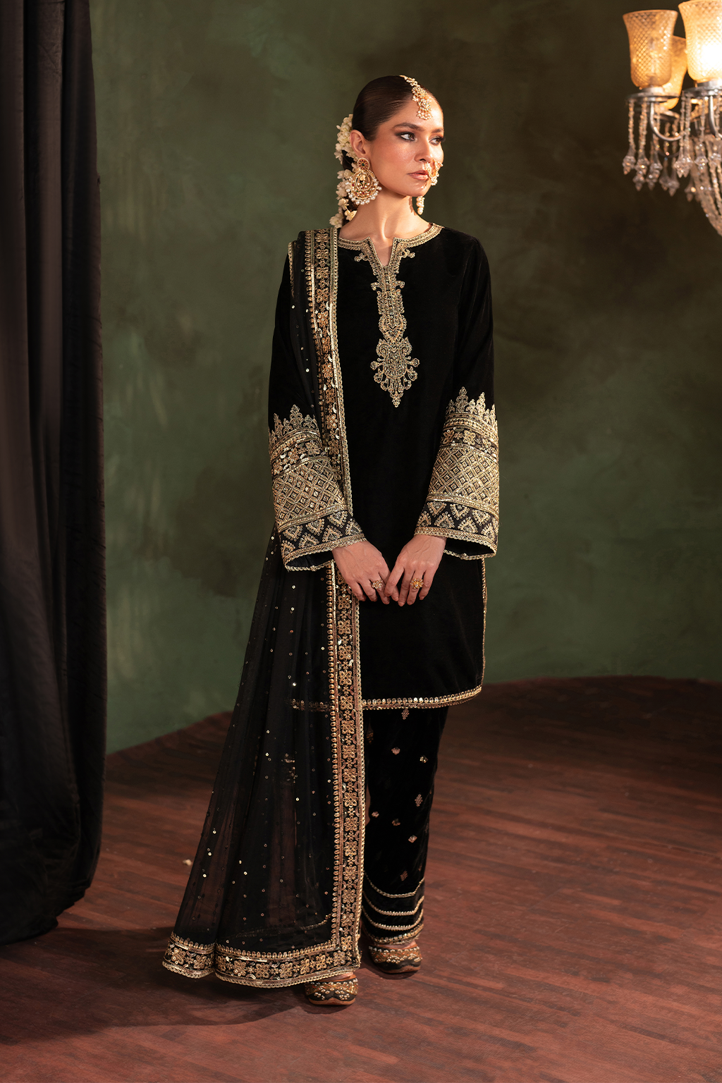 IV-41 Embroidered Velvet - Iznik