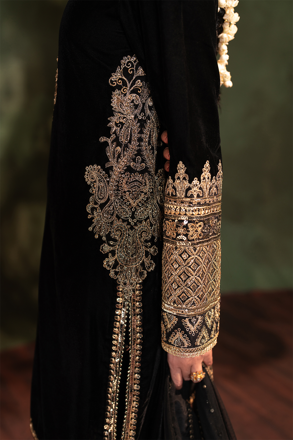 IV-41 Embroidered Velvet - Iznik