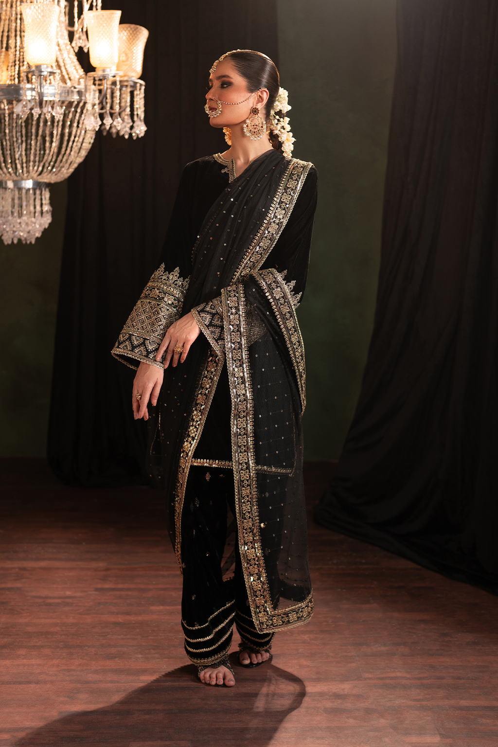 IV-41 Embroidered Velvet - Iznik