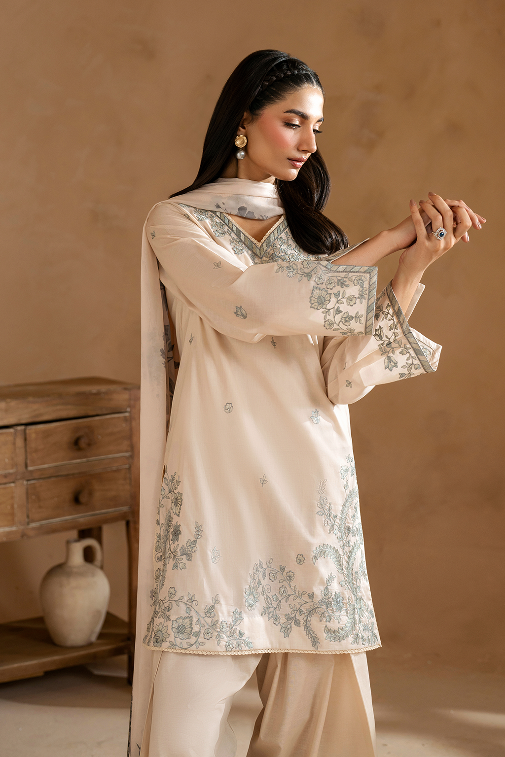 UE-485  Embroidered Lawn