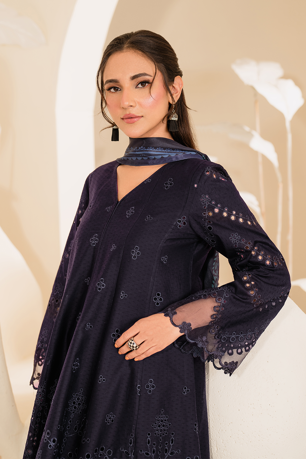 UE-427 Embroidered Textured Lawn - Iznik