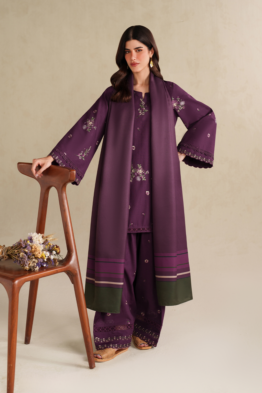 UE-576 Embroidered Khaddar - Iznik