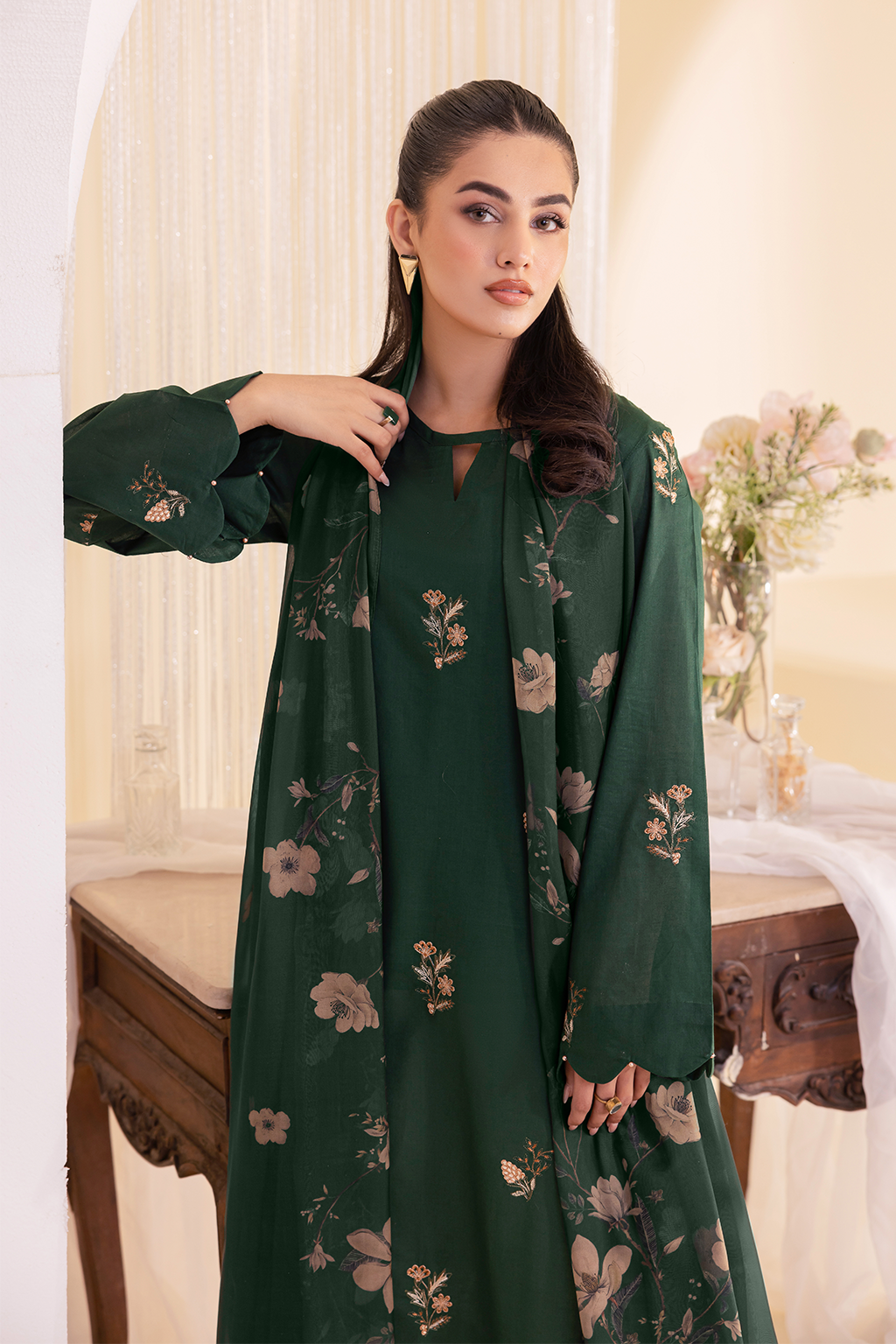 UE-256 Embroidered Lawn Secondary image
