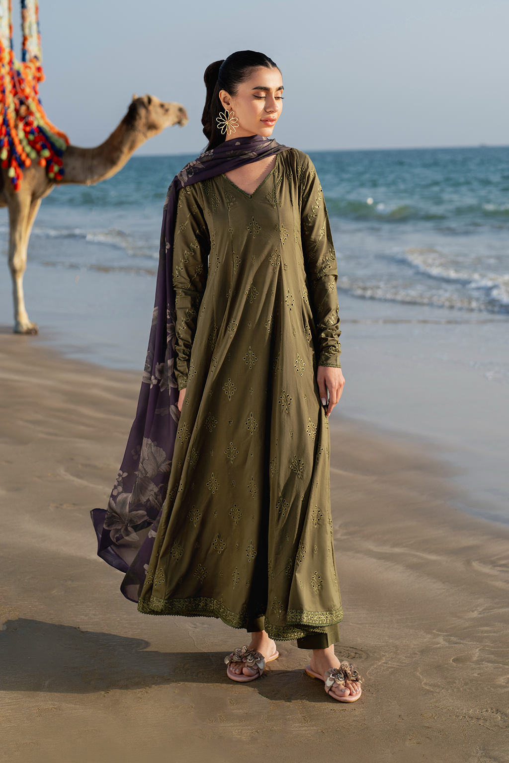 UE-375 Embroidered Lawn - Iznik